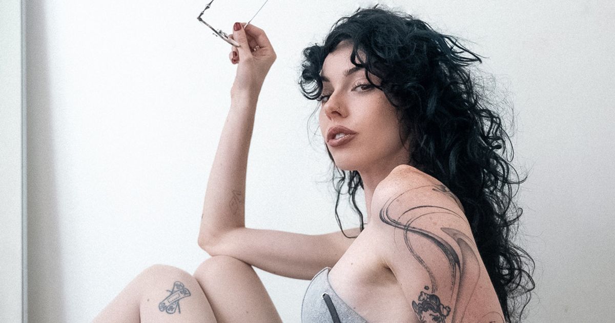 Merman signs director Roisino | shots