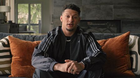 Eric Stonestreet impersonates Patrick Mahomes for Coor's Light