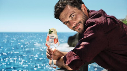 ​Martini partners with Jonathan Bailey to inspire an 'off script' summer​