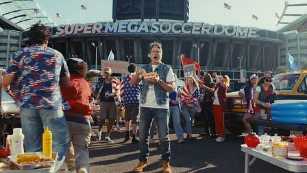 Danny Dyer gives Rob Lowe the lowdown on football for Paddy Power