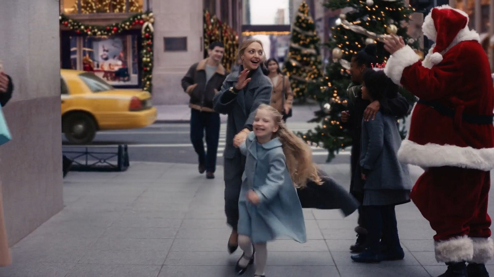 Amanda Seyfried celebrates Christmas at Tiffany's
