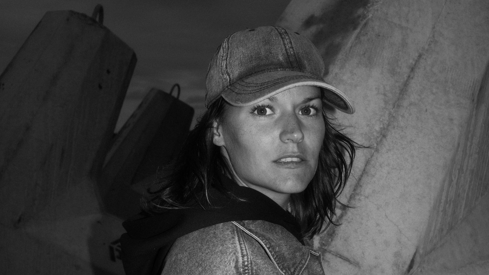 shots Unsigned: Amélie Hardy