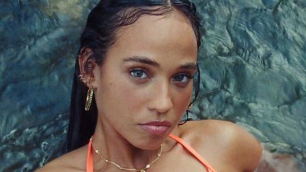 Olivia de Camps directs Maria Isabel in Suiza