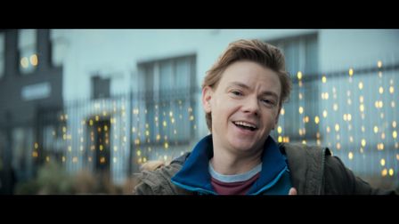 Thomas Brodie-Sangster is in love (actually) with the Google Pixel 10