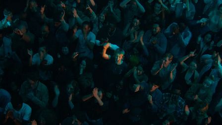 EE moves through the crowd for iPhone 18 Pro