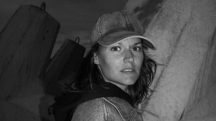 shots Unsigned: Amélie Hardy