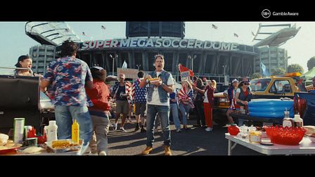 Danny Dyer gives Rob Lowe the lowdown on football for Paddy Power